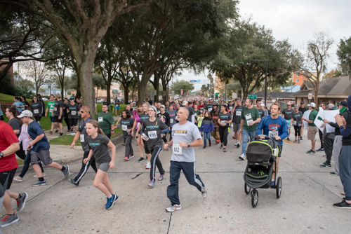 5000 runners on Woodland during MeStrong race